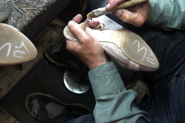 鞋匠工作过程修复鞋子车间
