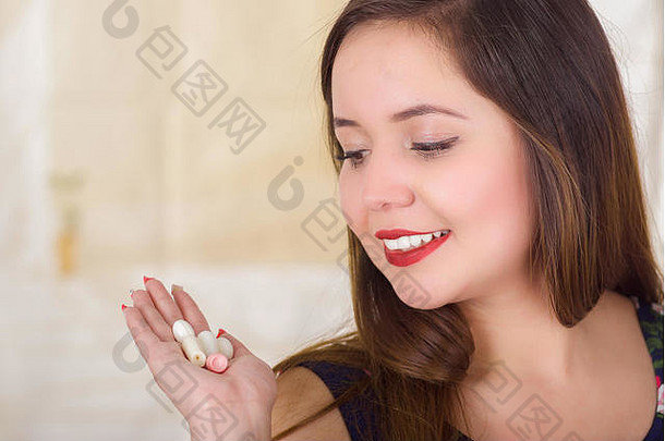 一位面带微笑的妇女的肖像，她手里拿着一块软明胶药片或栓剂，治疗妇女生殖器官疾病和预防妇女健康