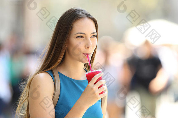 夏天，单身女孩在街上散步，啜饮着泥浆