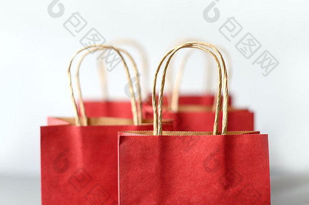 红色的购物袋回收纸孤立的白色背景黑色的星期五圣诞节销售