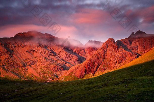 苏格兰斯凯岛，在不寻常的日落红光中，居林山脉和斯古尔山脉遥遥领先