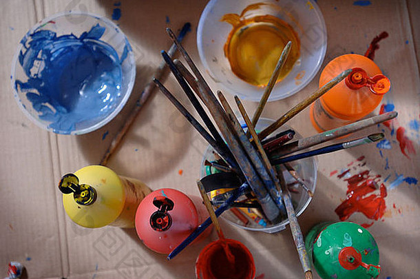 在英国一所学<strong>校</strong>的工艺美术系刷壶和油漆