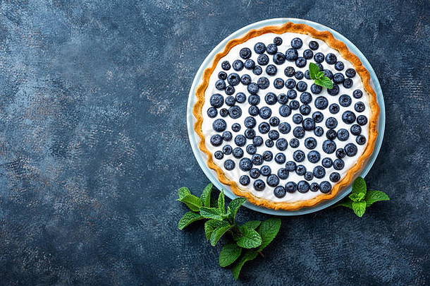 美味的甜点蓝莓馅饼配新鲜浆果和鲜奶油，甜甜可口的芝士蛋糕，浆果派。法国菜