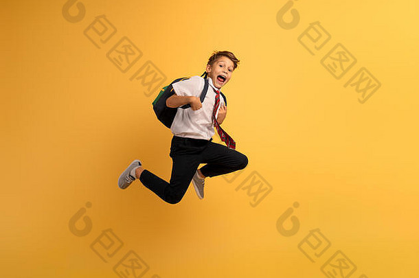 那个年轻的男生飞快地跑去逃学。黄色背景