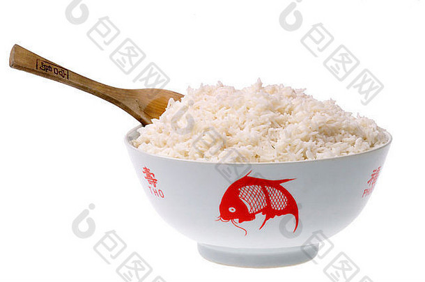 白色背景上的木制桨形中国米饭碗