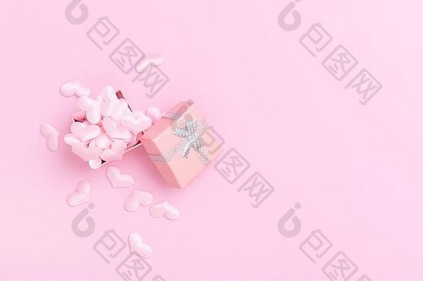 粉红色背景上印有心形图案的礼品盒。情人节。