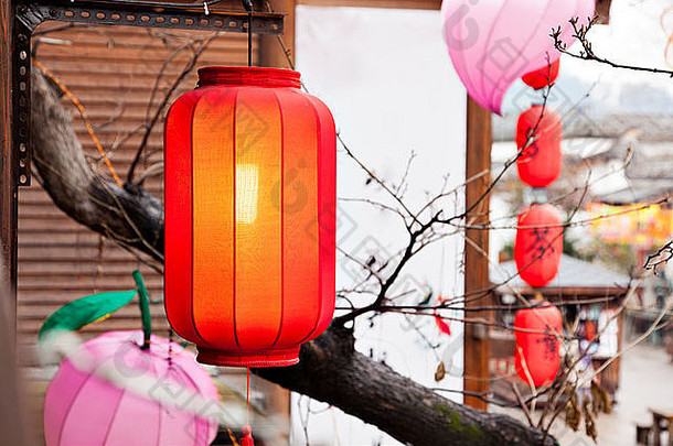 中国传统市场的屋顶上挂着一盏红灯笼。
