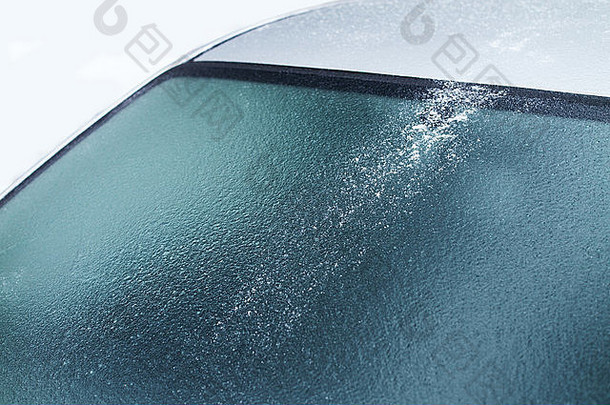 车前面窗口覆盖厚冰引起的突然霜重雨