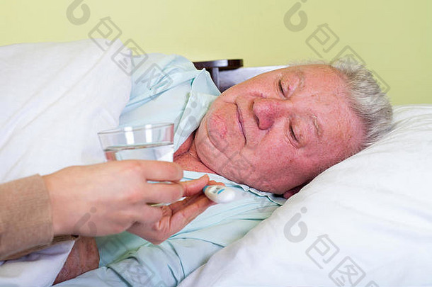一位卧床不起的老人患高烧的照片