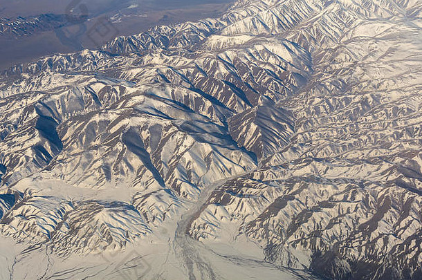 蒙古鸟瞰春雪覆盖的山脉