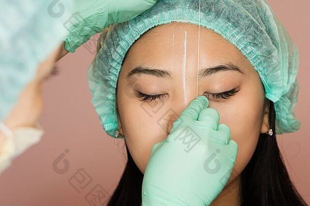 microbleeding眉体系结构美容师构建行对称眉毛女孩的脸化妆品过程水疗中心沙龙美容师工作