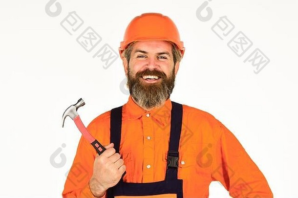 技术工作。留胡子的穿制服的成熟男人。拿锤子的家伙。好锤。几乎每家每户都有锤子。估算项目的材料需求。专业维修屋顶。