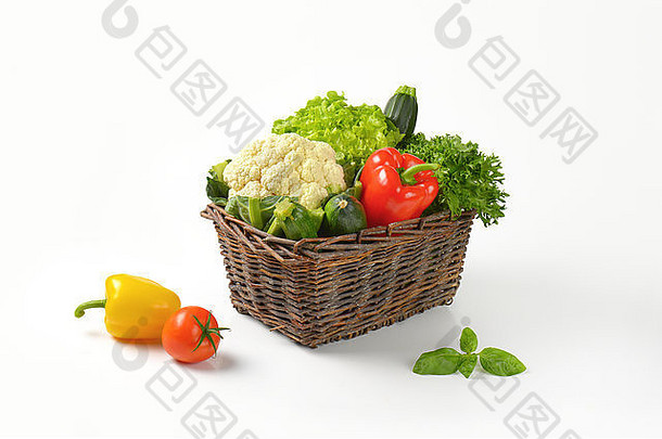 篮子新鲜的蔬菜白色背景