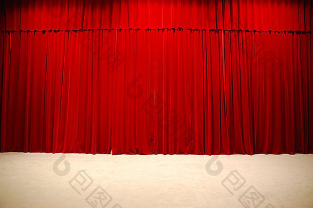 红色的挂剧院阶段窗帘