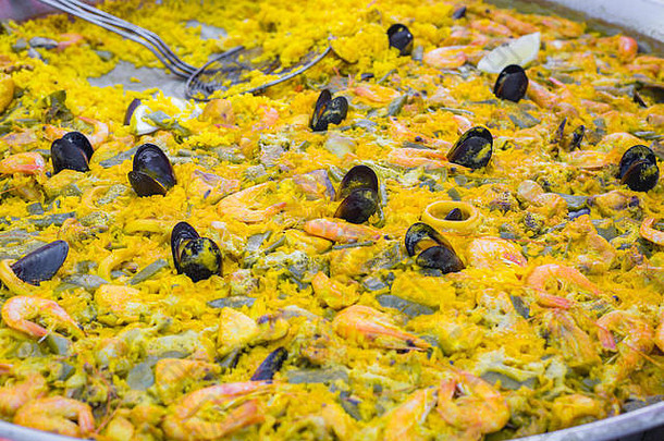 在街边食品市场，传统西班牙海鲜饭放在大锅里。