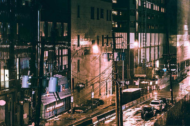 哈利法克斯市漆黑的雨夜街道