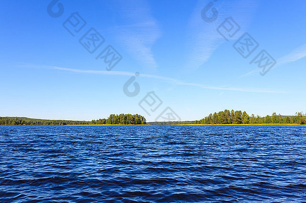 阳光明媚的芬兰湖景