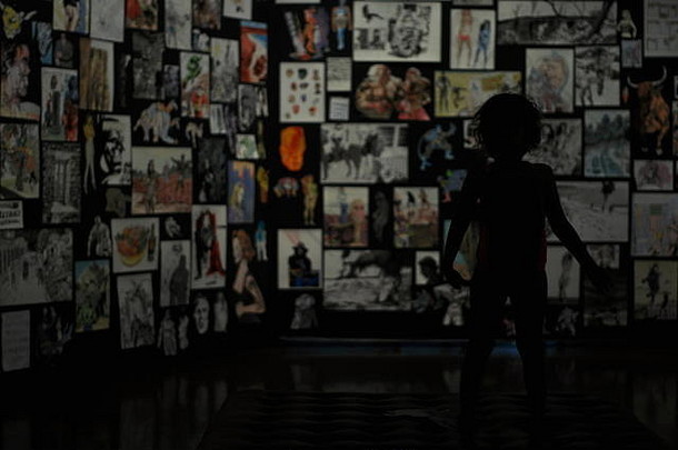 澳大利亚昆士兰汤斯维尔河道艺术中心可怕的主权艺术展上的一个孩子的剪影