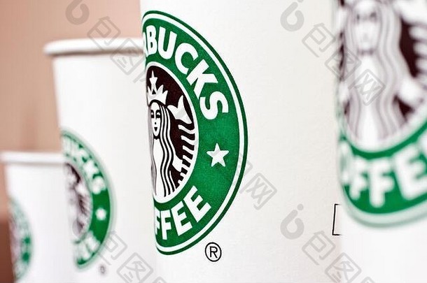 匈牙利布达佩斯-2011年9月11日：货架上摆放着各种星巴克纸制咖啡杯。