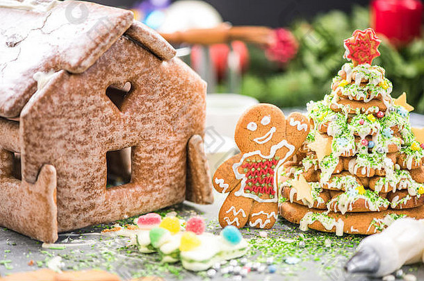 使姜饼房子甜蜜的圣诞节树有创意的工匠面包店