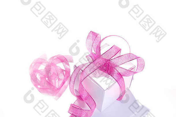 情人节一天礼物概念白色礼物盒子系紫色的丝带孤立的白色背景