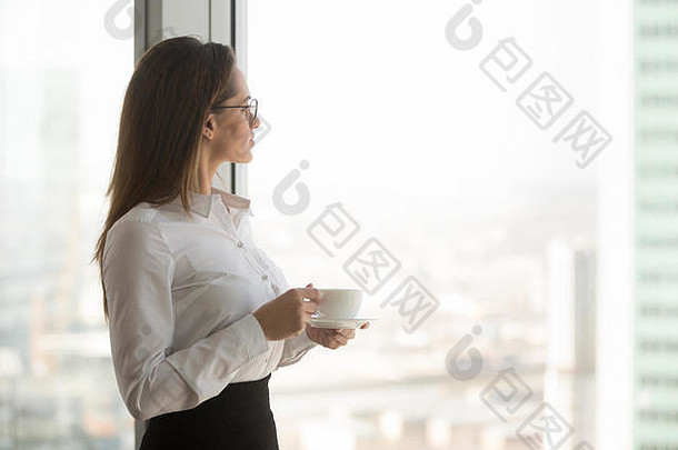 深思熟虑的首席执行官一边喝咖啡一边欣赏窗外的景色
