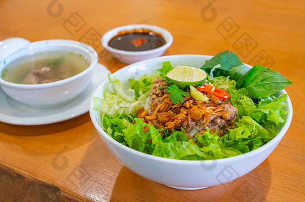越南传统的厨房猪肉面条汤蔬菜草本植物