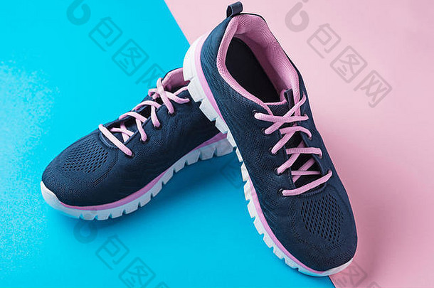 一对女体育运动鞋子粉红色的蓝色的背景