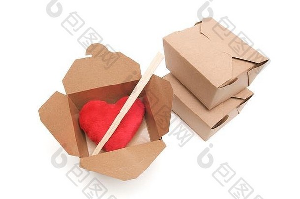 情人节一天生活概念毛茸茸的红色的心内部棕色（的）外卖盒子筷子