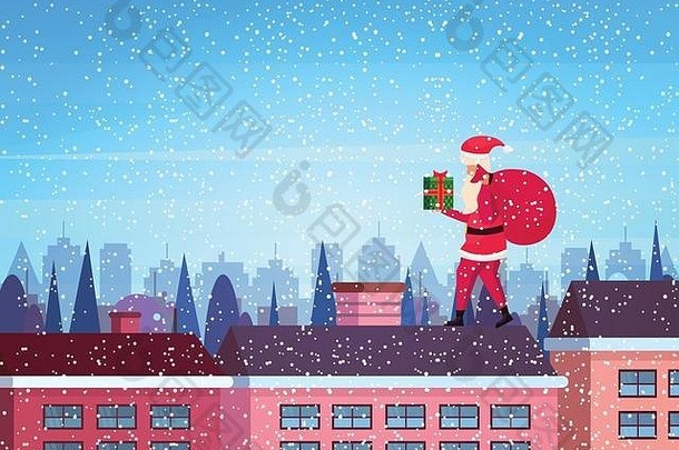 圣诞老人手持礼品盒站在屋顶上城市建筑房屋冬季街道城市景观背景圣诞快乐新年概念公寓水平