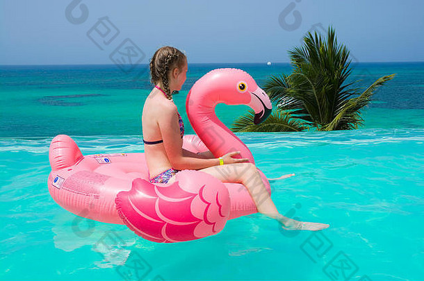 高加索人少年女孩航行充气火烈鸟∞游泳池奢侈品酒店高峰卡纳多米尼加共和国夏天假期浓缩的