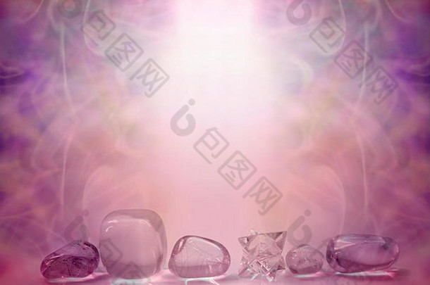 一排清晰的水晶和一个Merkabah，沐浴在洋红能量灯中，有着美丽的背景和空间