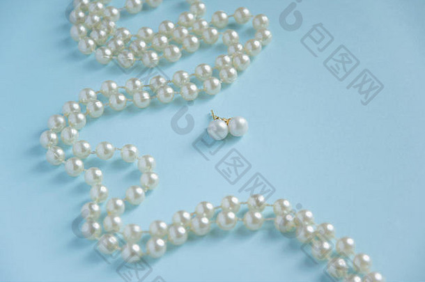 白色珍珠蓝色的背景奢侈品时尚概念