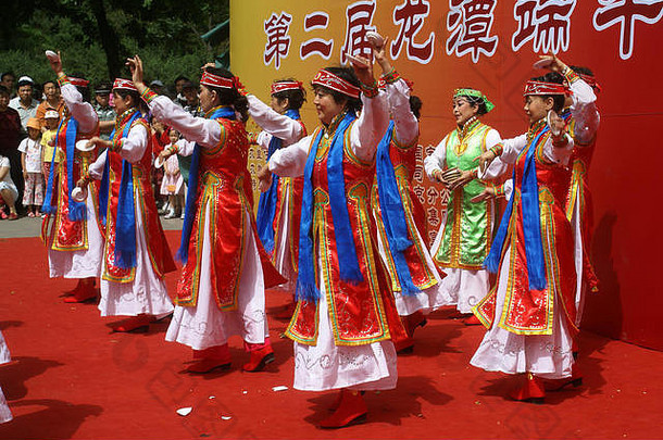 一个蒙古舞蹈<strong>团</strong>在<strong>龙</strong>潭路公园表演，<strong>龙</strong>潭路公园是北京居民周末的休闲胜地。