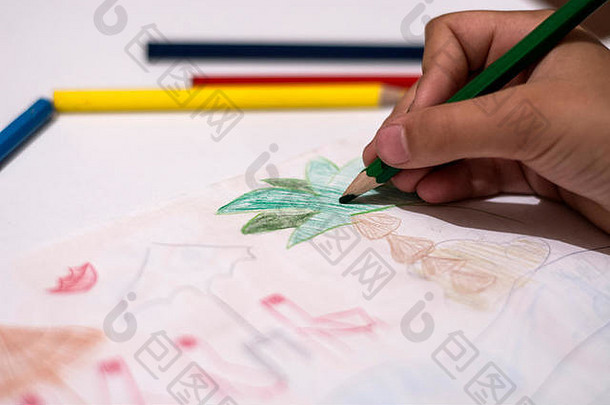 孩子们用木制彩色铅笔在空白纸上画画。