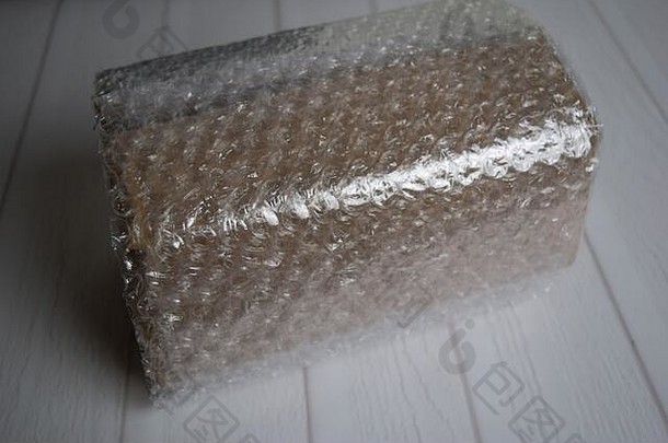 用于保护产品交付的覆盖气泡包装的盒子。