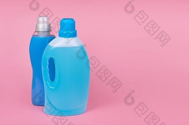 粉红色背景上的洗涤剂和织物柔软剂瓶。清洁产品、家用化学品的容器。液体洗衣粉和洗涤剂