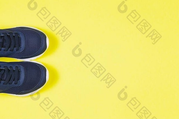 经典蓝色的运动鞋黄色的背景概念健康的生活方式日常培训的地方文本