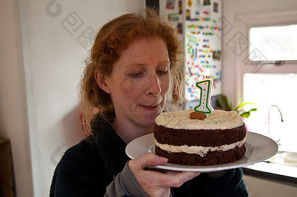 红发的女人巧克力生日蛋糕数量蜡烛