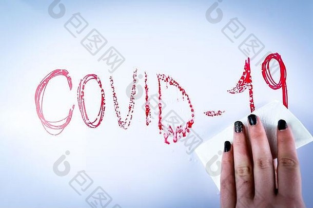 冠状病毒。2019冠状病毒疾病解决方案的概念用手清洁带有Covid 19字样的白板。