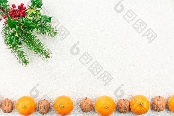 天然圣诞树枝，带有圣诞装饰和柑橘