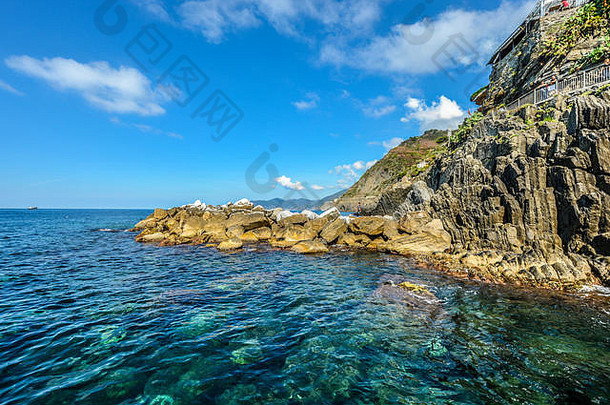 意大利五星岛马纳罗拉利古里亚地区的岩石海岸线和蓝色海洋