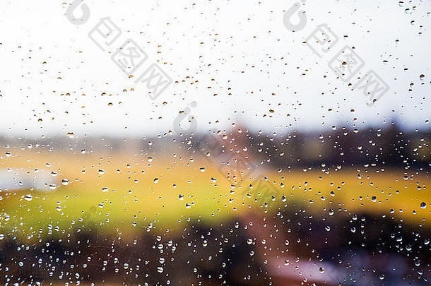 多雨的天气高尔夫球左雨滴玻璃表面自然摘要纹理图像