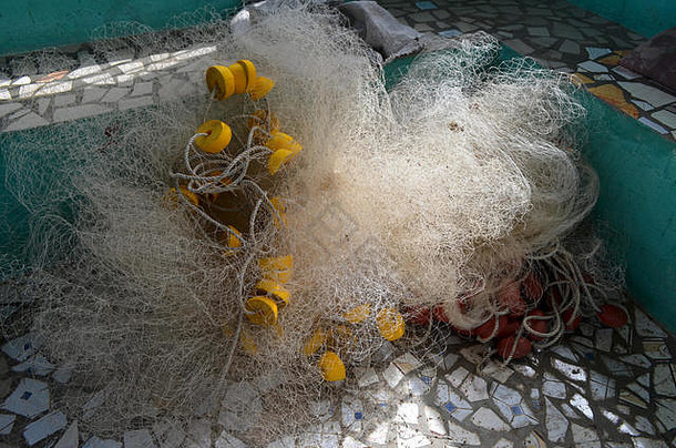 塞内加尔渔村海滩上的单丝网