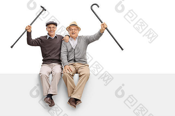带着拐杖的快乐老人坐在白色背景上的隔离板上