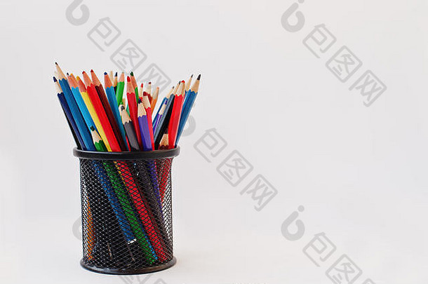 黑色铅笔盒中的彩色铅笔，在白色背景上隔离。