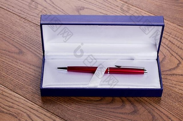 在礼品盒中作为礼物的钢笔。