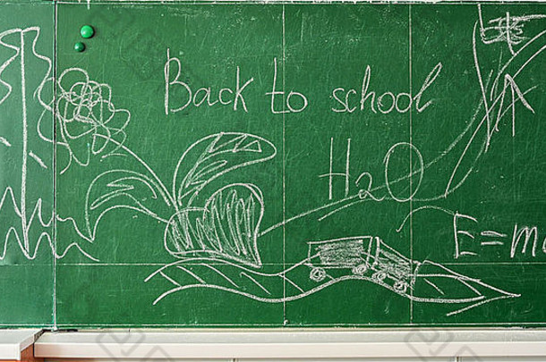 绿色粉笔黑板上写回来学校白色粉笔
