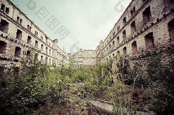 毁了被遗弃的工业建筑格但斯克船厂区域