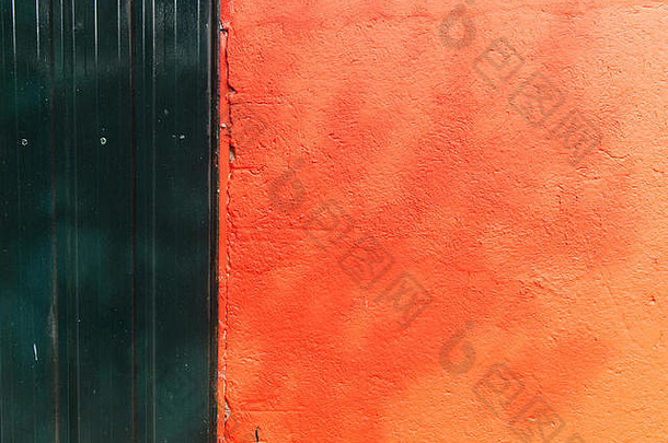 地中海红色的农村墙钢门背景